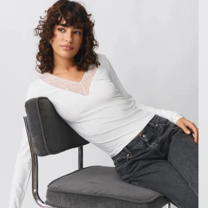 Lace detail topp gina - Knappt använd