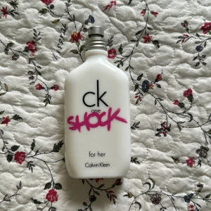 Ck one shock parfym - Använd ck parfym one shock. Luktar super gott! För damer.  Visar med handen hur mycket som är kvar i flaskan. Säljer då jag har så många parfymer. Pris går att diskutera 
