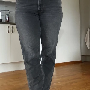 Grå jeans - Säljer ett par snygga grå jeans i bra skick. De är högmidjade och har en straight passform som ger en klassisk look. Perfekta för både vardag och fest!