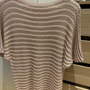 Tröja  - Jäöööttefin tröja som jag köpte på en marknad i Rom🥰Den har tyvärr inte kommit till användning vilket är anledningen till att jag säljer den💕 Det finns inga lappar i den så vet varken märke eller storlek 