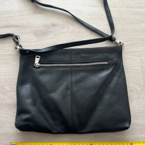 Don Donna axelremsväska i nyskick!  - Don Donna handväska i nyskick. Max använd 2 gånger. Se bilder för mått och antal fack. Nypris 699kr   Se gärna mina andra annonser för fler väskor.