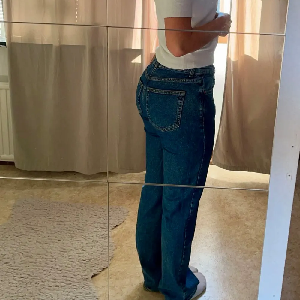 säljer ett par super sköna mörkblå midwaist jeans från bikbok som inte kommer till användning. bra skick, nypris 699😇. Jeans & Byxor.