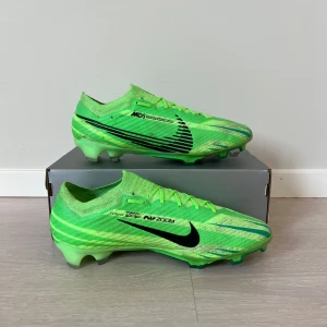Nike mercurial - Gröna nike mercurial i bra skick  Skick 7/10   Skorna har bara litet ställde där separerade på sidan men inget som märks 