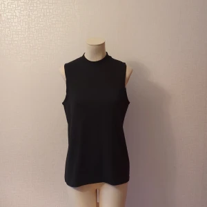 Mjukt linne - Ett mycket njukt och skönt linne med supermycket stretch. Linnet ör knappy använt och i nyckick. Linnet är 2-3 stl för stor för dockan, mått fins i bio. Lönhden pp linnet är 62cm. 60% polyester, 32% viscose och 8% Elastane. 