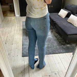 Jeans från Gina Tricot - säljer då de är lite för små för mig☺️finns inga defekter eller märken och för referens så är jag 174cm och storlek L!