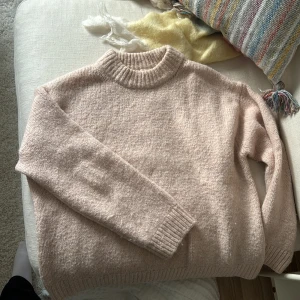 Rosa stickad tröja - Hej! Säljer denna superfina tröja då den inte kommer till användning längre. Den är superfin och gosig nu till hösten💖