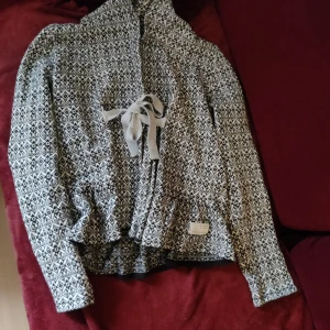 Odd Molly lovely knit kofta - Söt kofta från Odd Molly i 100% bomull och storlek 1 vilket motsvarar en small. Koftan är i nyskick och säljes endast pga fel storlek. 