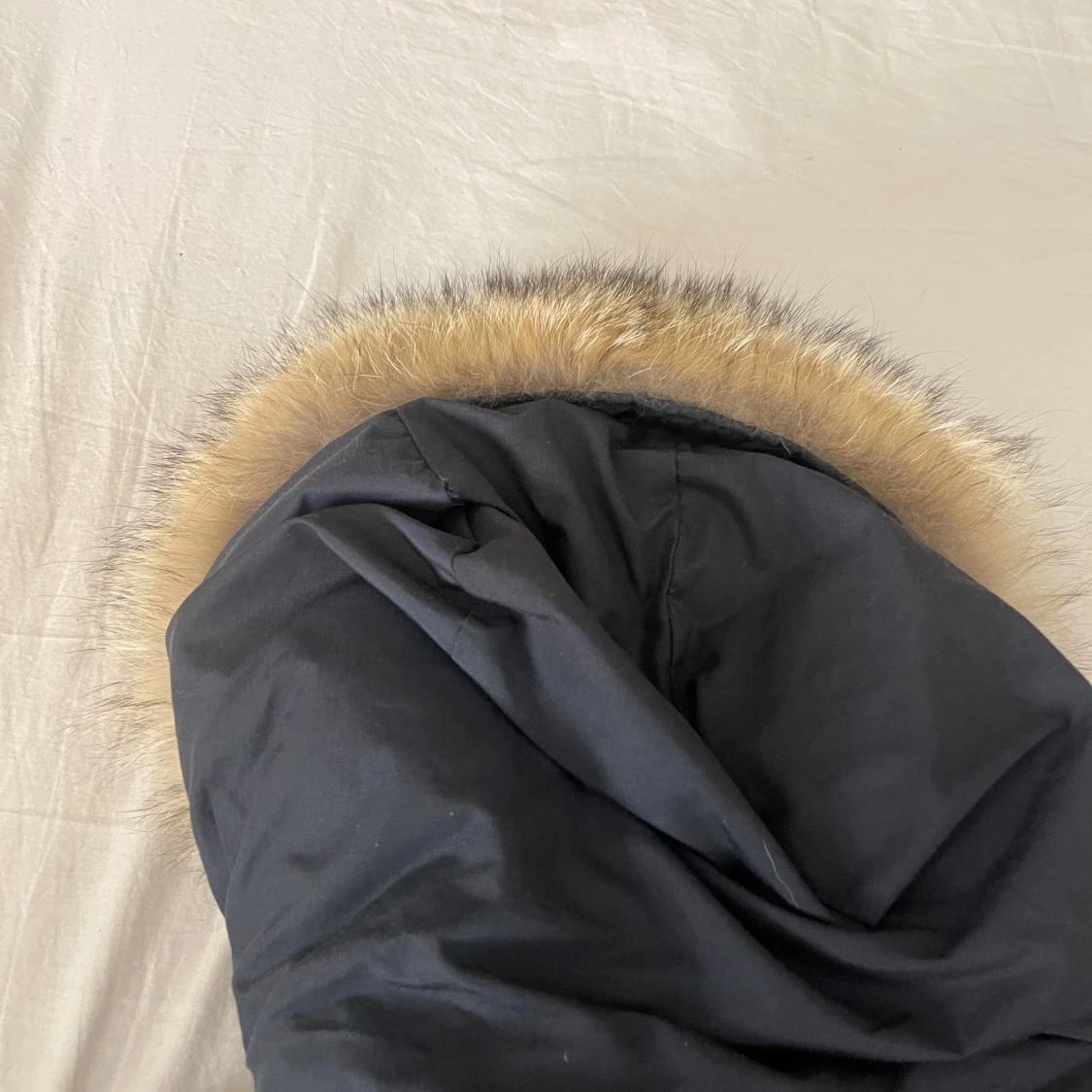 Svart parkajacka med pälsdetalj från Woolrich - 3