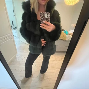 Mörkgrön pälsjacka - Perfekt för båda höst, vår och vinter!