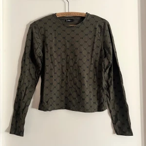 Grön tröja - Militärgrön, långärmad tröja med tryck på! Har använts fåtal gånger, men är i mycket bra skick. Tröjan är mindre i storleken, sitter som S. Alla använda plagg tvättas noga innan leverans! Det är bara att skriva om du har några frågor! <3