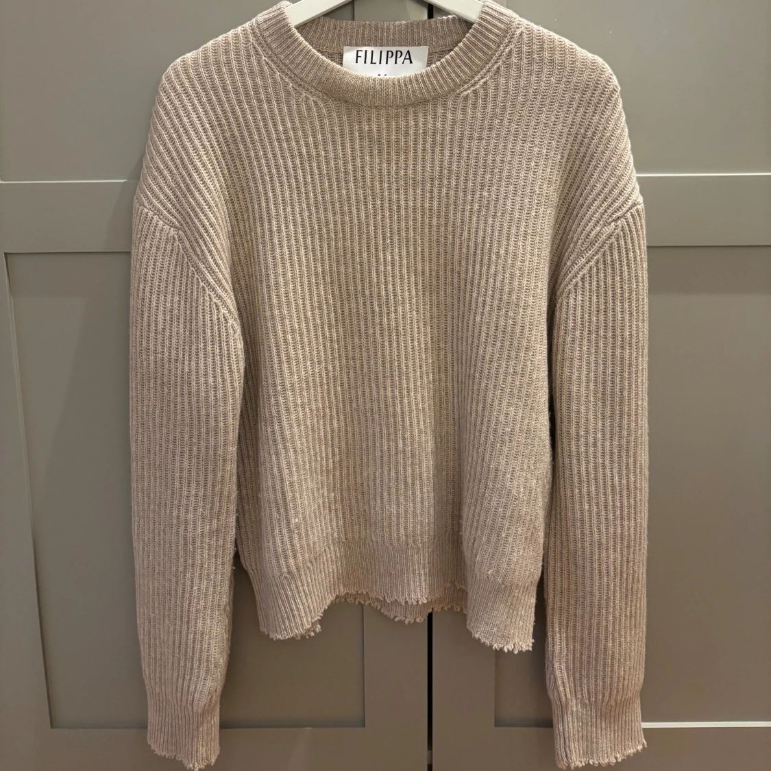 Beige stickad tröja från Filippa K