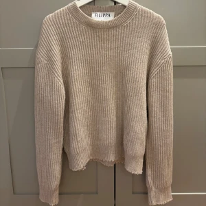 Beige stickad tröja från Filippa K - sån mysig stickad tröja från Filippa K!! typ använd 3 gånger, pris kan diskuteras. nypris: ca 3000 men köpt för ca 1200 på rea, därav priset!