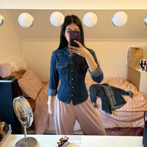 Jeans skjorta  - Super fin jeans skjorta från mango har prislapp kvar ❣️