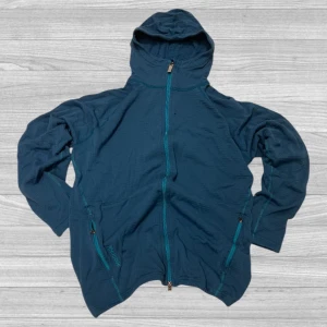 Houdini kofta - Säljer en blå huvtröja från Houdini med dragkedja och långa ärmar. Perfekt för kyliga dagar med sin bekväma passform och praktiska fickor. Huvan ger extra skydd mot väder och vind. En stilren och funktionell tröja för alla tillfällen.