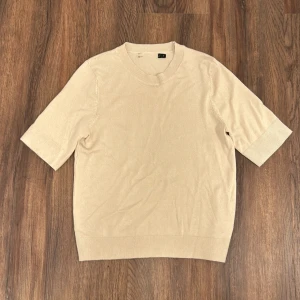 Beige Stickad tshirt - Säljer den pga att den aldrig kommer till användning, nyköpt användt 1gång. Köp gärna! Pris kan diskuteras 
