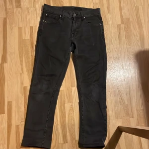 Svarta jeans från Tiger of Sweden - Snygga svarta jeans från Tiger of Sweden. Det är slim och modellen heter Sharp och är tillverkade i ett slitstarkt material. Perfekta för en stilren look.