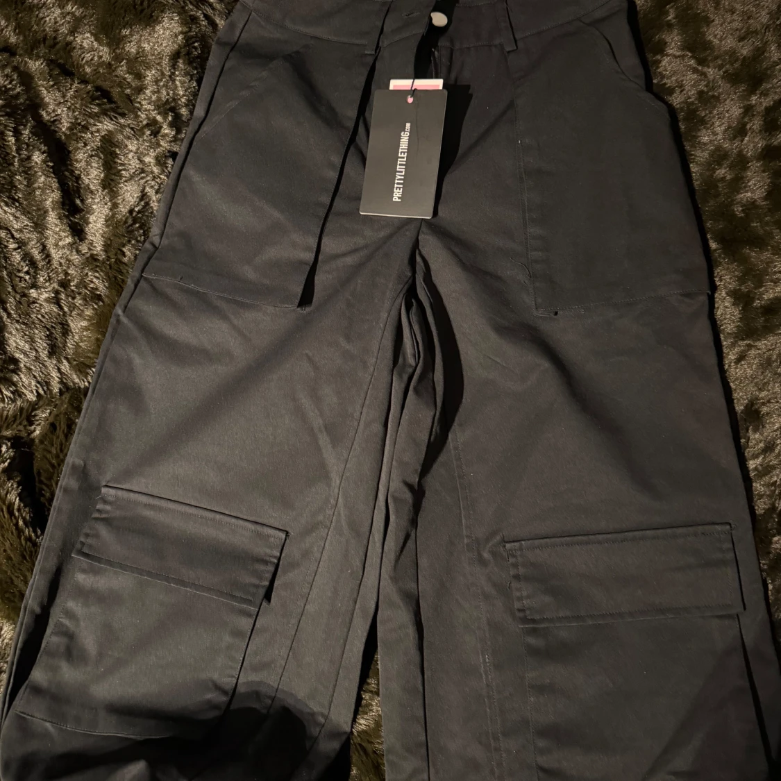 Svarta cargobyxor från PrettyLittleThing