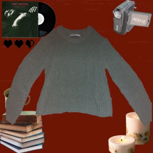 Grön stickad tröja från ONLY - Säljer en mysig grön stickad tröja från ONLY. Säljer då det inte riktigt är min atil längre. Inga synliga defekter men välanvänd.