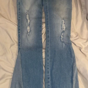 Blå jeans från Diesel - Snygga ljusblå jeans från Diesel. Jeansen är omsydda till bootcute. Knappt använda. 