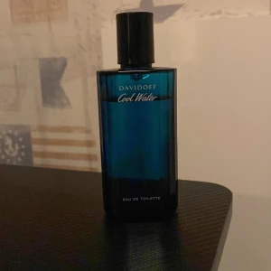 Davidoff Cool Water Eau de Toilette 75ml - Säljer en flaska Davidoff Cool Water Eau de Toilette, 75 ml. Ca 65 ml kvar. Den kommer med originalförpackning. Perfekt parfym som kan användas dagligen. Ordinarie pris för den är 600kr. Hör av dig vid funderingar.