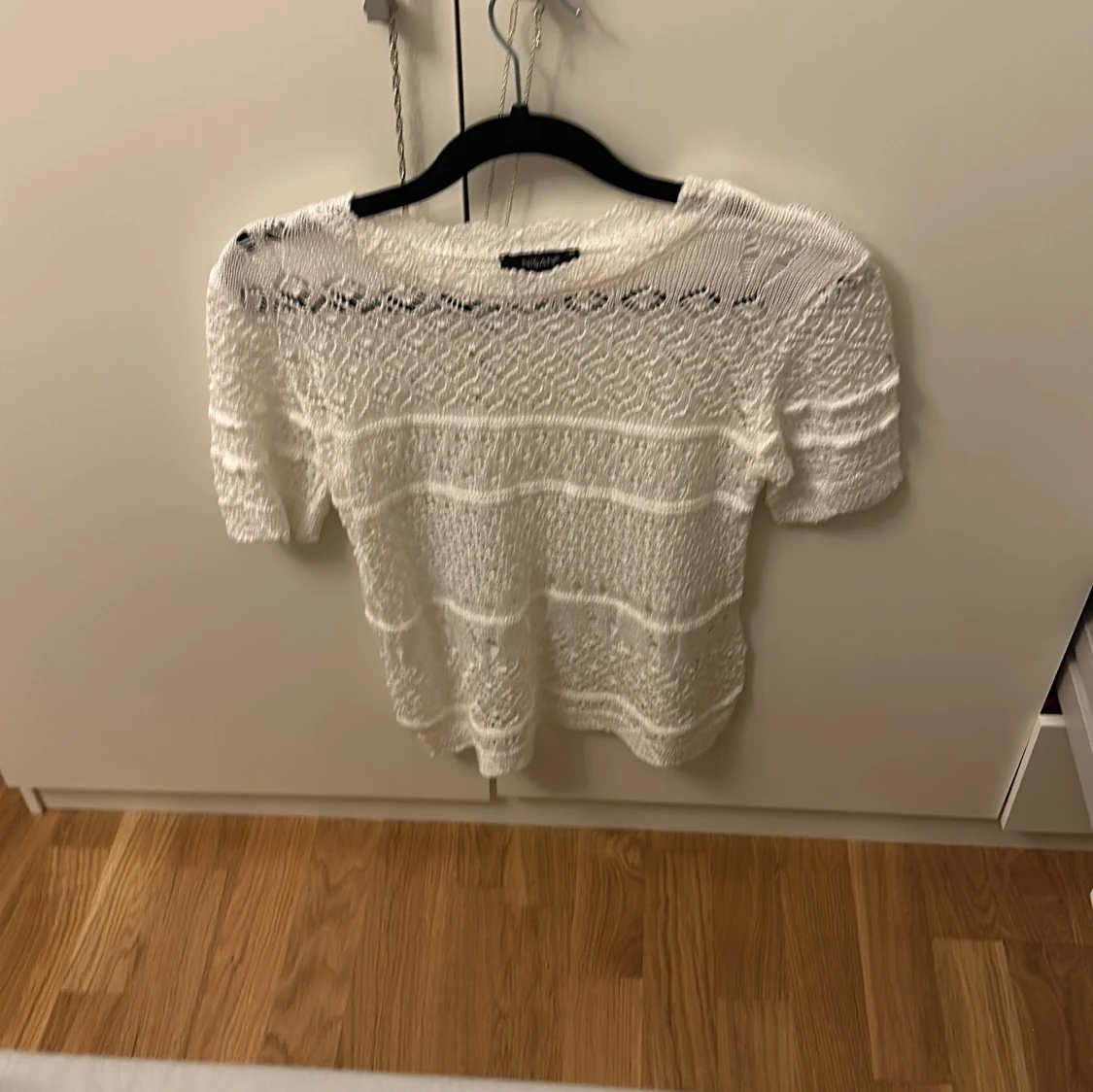 Vit stickad topp med spetsdetaljer - 1