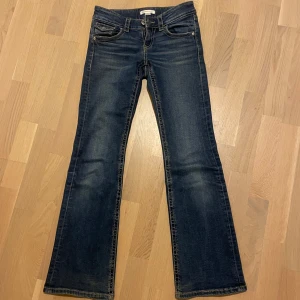 Blå bootcut jeans från Gina Tricot super lowaist - Snygga blå bootcut jeans från Gina Tricot. De är super lowaist och mina favorit byxor men tyvärr är de förkorta💕 De är i storlek 152 och är inte förstörda eller sönder! 