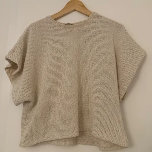 Zara topp - Superfin topp från Zara köpt i Palma! Passar perfekt till vardagen men går att klä upp också! Lite glitter detaljer har tröjan se på bild 2🌟🌟 Storlek M passar S