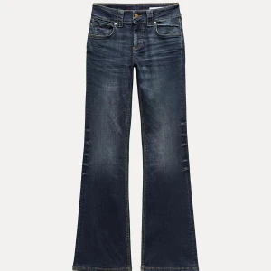  bootcut jeans zara - Snygga mörkblå bootcut jeans från zara med klassisk femficksdesign och knappgylf. Låg midja