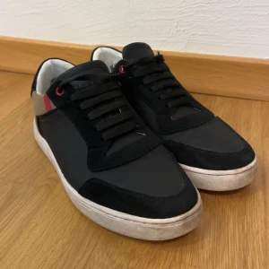 Burberry skor  - Säljare mina snygga skor från Burberry. Skorna är använda i två år men endå i bra skicka. box följer med men tyvärr har jag inget kvitto då jag köpte skorna på plick 