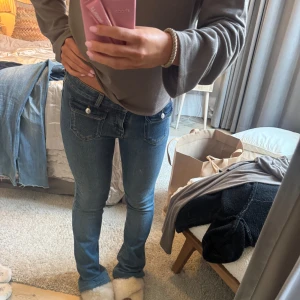 Flare jeans från  Zadig & Voltaire - .fina jeans från zadig me fickor där fram. 🌟