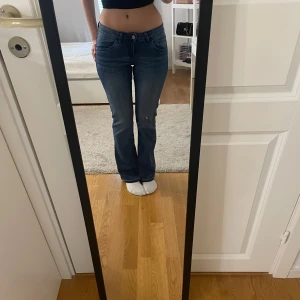Låg midjade bootcut jeans  - Säljer dessa snygga blåa low waist jeans då de är lite för korta för mig som är ca 170cm. De har fin design på bakfickorna. Uppsprättade. Storlek 38 men kan också passa S! Uppsprättade. Priset kan diskuteras. Skriv för fler bilder och frågor. 💕