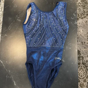 Quatro gymnastik dräkt  - En jättefin gymnastikdräkt från quatro, köptes för 900kr. Kan användas som båda träningsdräkt och tävlingsdräkt. Är i storleken ASM ( adult small )  den har används 3-4 gånger 