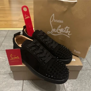 Svarta sneakers från Christian Louboutin - Snygga svarta sneakers som sprillans nya riktigt feta skor med nitarna och ett bra pris   OBS skohornet ingår inte!