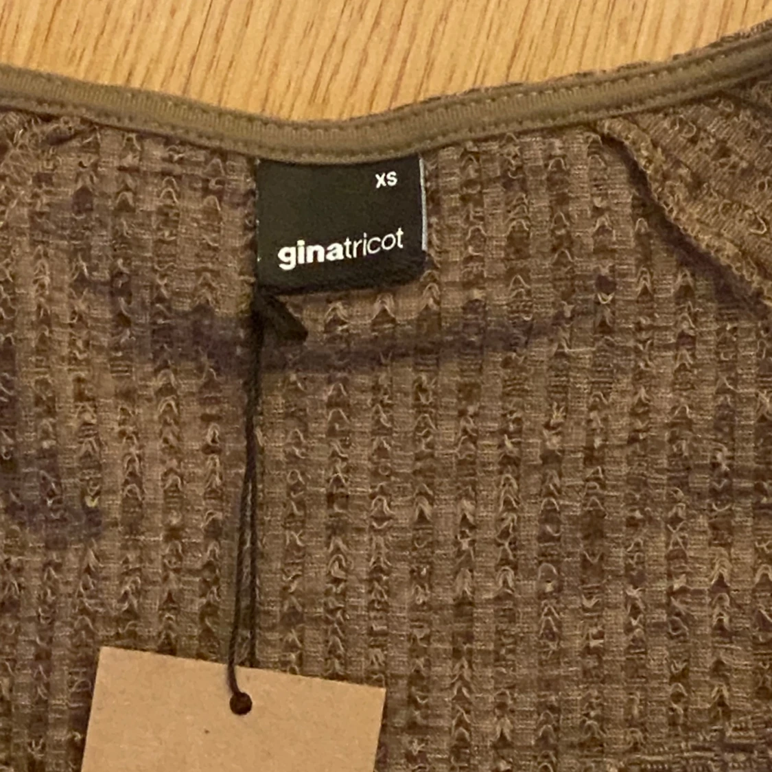 Brun ribbad topp från Gina - 4
