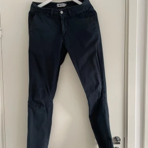 Blå byxor från NN07 - Snygga blå byxor från NN07 med en stilren design. Passformen är normal