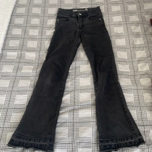 Svarta jeans från LAB Industries - Snygga svarta bootcut jeans från LAB Industries i storlek 146.