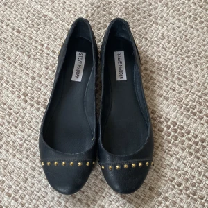 Svarta ballerinaskor från Steve Madden - Säljer dessa unika ballerinaskor från Steve Madden då de inte längre passar! De är lite slitna men fungerar fortfarande superbra💗