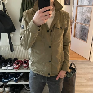 Lindberg fieldjacket  - Säljer min gröna Lindberg jacka då den blivit snäppet för liten. Riktigt fräsch nu till våren och i trevligt skick! Ny pris på lindbergs Bailey Poley jackets ligger på 3000+ så här har du ett kap