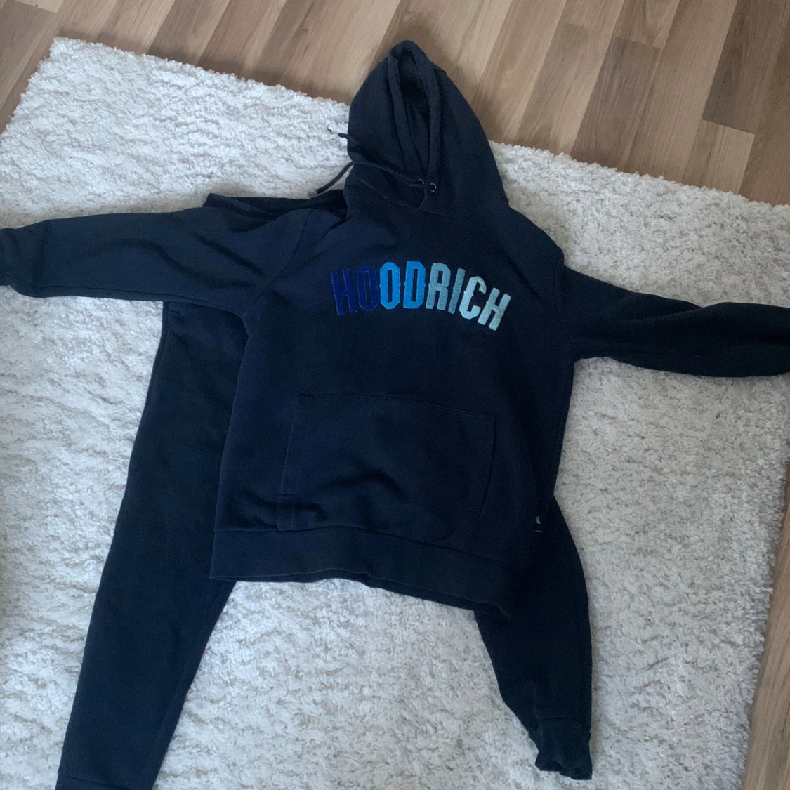 Svart hoodie och byxor från Hoodrich