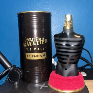 JPG Le Male Le Parfum ~115ml - Säljer denna eleganta doft Le Male Le Parfum! 😍Har använt max 10 av 125ml så det finns ~115ml kvar! Har även en tester som jag kan skicka. Perfekt för kalla dagar! 🤑Nypris 1300kr, kom DMs vid minsta fundering!