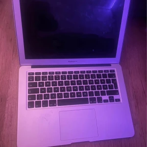 MacBook Air 13-tum från 2012 - Säljer en MacBook Air 13-tum från mitten av 2012. Den har en 1,7 GHz Dual-Core Intel Core i5-processor, 4 GB RAM och Intel HD Graphics 4000. Operativsystemet är macOS Catalina version 10.15.7. Perfekt för vardagligt bruk och lätt att ta med sig. LADDARE FINNS EJ! Batteriet håller 2/3 timmar 