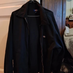 Dickies jacka - Snygg svart jacka från Dickies. Storlek Large men passar XS och S om man vill ha den mer oversized. Perfekt till våren. En före detta favorit men har bytt lite stil så därför säljer jag.