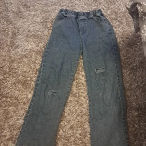 Blå baggy jeans - Snygga blå baggy jeans  från shein. Säljer då de inte är min stil längre men har fin form! 