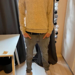 Grå Jeans - Feta skinny jeans! Jeansen är har mycket stretch.🤩 Skitnajs grå färg 🎨. Jeansen är i väldigt bra skick! 9/10 knappt använda. Nypris 900. Mitt pris går att diskutera!:)💯🙌 Storlek W32 L34