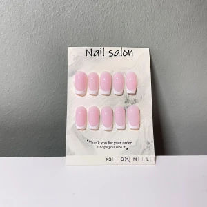 Rosa lösnaglar handgjorda - Snygga rosa lösnaglar (handgjorda) med en elegant fransk manikyrstil. Perfekta för att ge dina händer en stilren look. Lätta att applicera och bekväma att bära. Storlek S