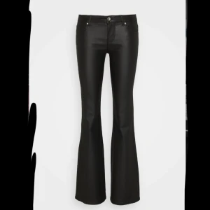 Only skinnbyxor  - Intressekoll på mina lågmidjade bootcut skinnbyxor från only💞dom är lite för stora på mig