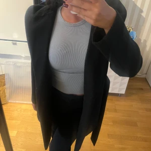 Kappa från only - Säljer nu denna kappa då den bara hänger i garderoben. Den är i ganska tjockt material med luva, band och fickor!🩷