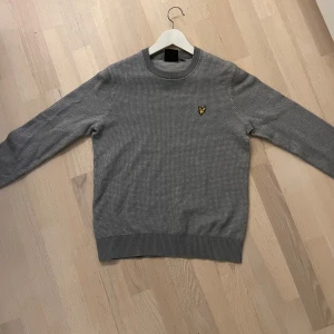 Sweater från Lyle & Scott - Crewneck tjocktröja från Lyle & Scott. Tröjan är i mycket bra skick då den knappt är använd. Används inte - pris kan variera och diskuteras.