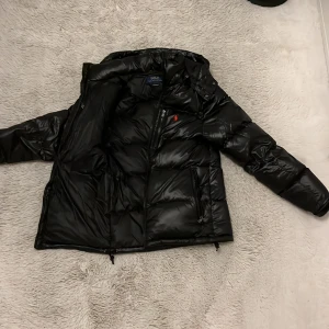 Raplh Lauren Jacka  - Hej, jag säljer min Ralph Lauren jacka. Ingen defekter och riktigt skön. Varm och snygg! Priset är inte hugget i sten! Kom med bud och fråga vid minsta lilla funderingar. 