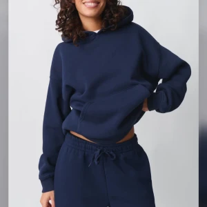 Mörkblå hoodie - Säljer denna så sköna och fina mörkblåa hoodie från Gina. Toppen skick💙